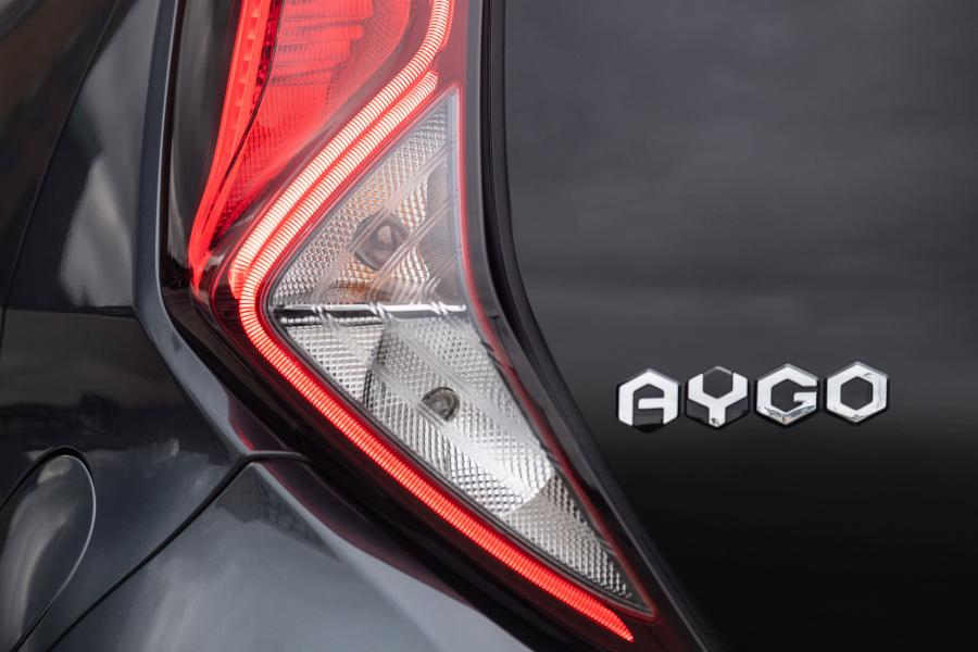 Логотип Toyota Aygo x-trend 5-Door 2019 года  (UK) (фото 3 из 26)